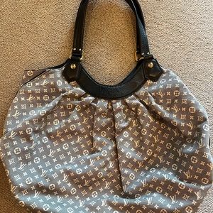 Authentic Louis Vuitton bag it great condition, used a few times.